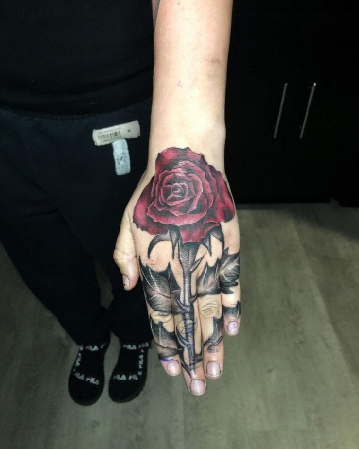 17. Tatuaggio della mano completamente coperto