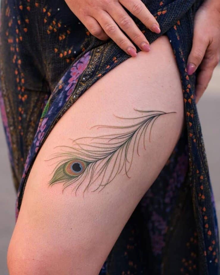 14. Tatuaggio con piume di pavone 