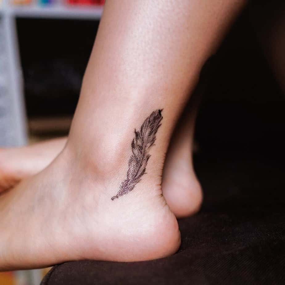 18. Tatuaggio di una piuma sulla caviglia 