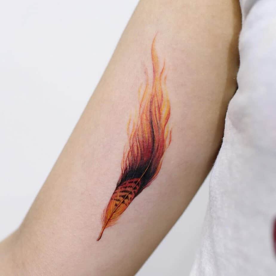 21. Tatuaggio con piume di Phoenix