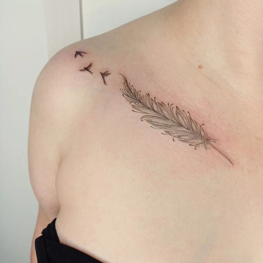 23. Un tatuaggio di piume con piccoli uccelli che volano via 