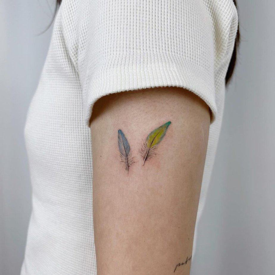 24. Un tatuaggio con piume colorate 