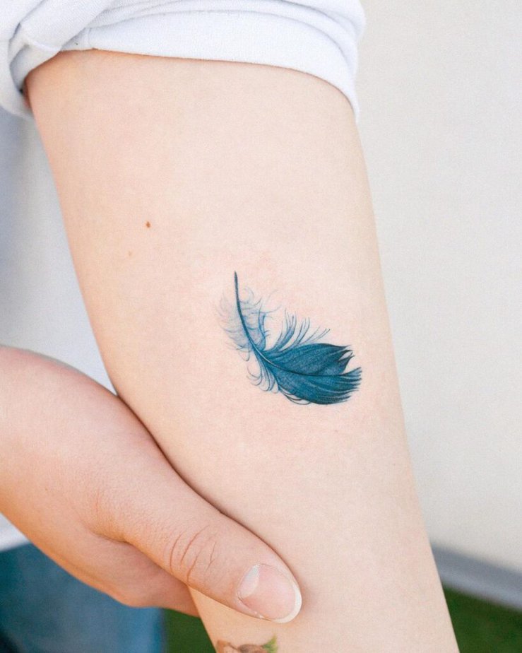 3. Un tatuaggio con una piuma blu 