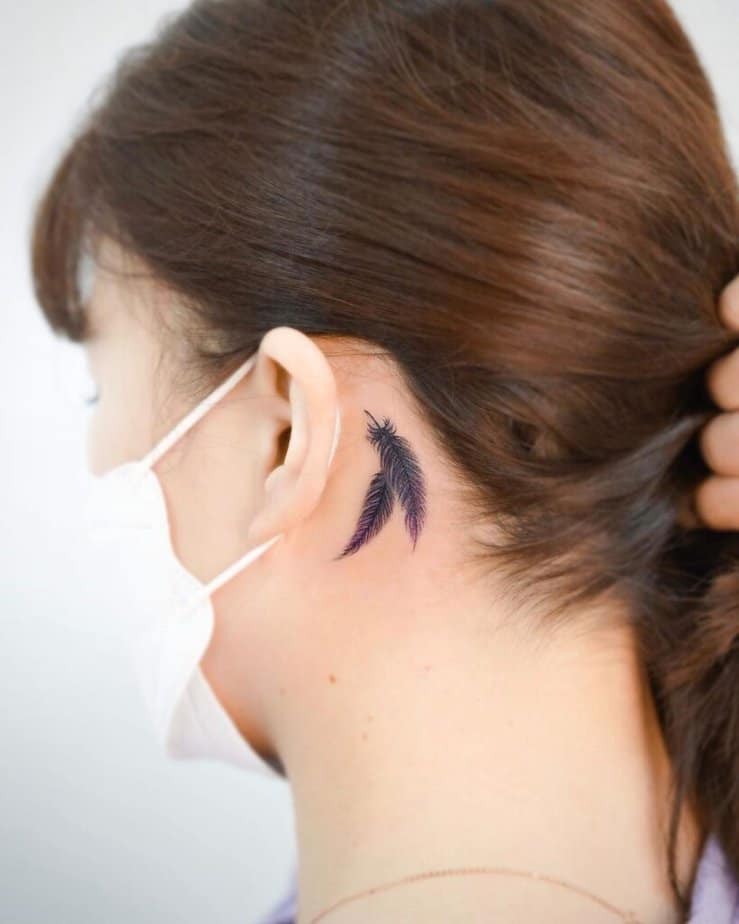 6. Tatuaggio di una piuma dietro l'orecchio 