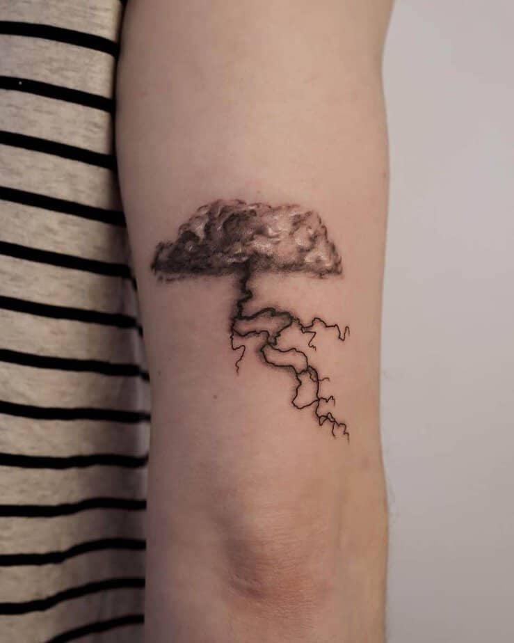 Tatuaggio semplice con fulmini