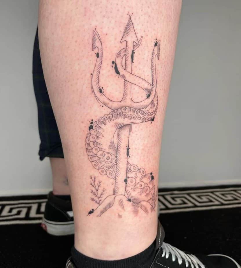 15. Un tatuaggio a forma di tridente con tentacoli 