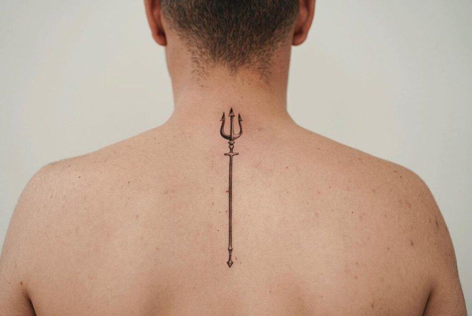 2. Un tatuaggio a forma di tridente sulla schiena