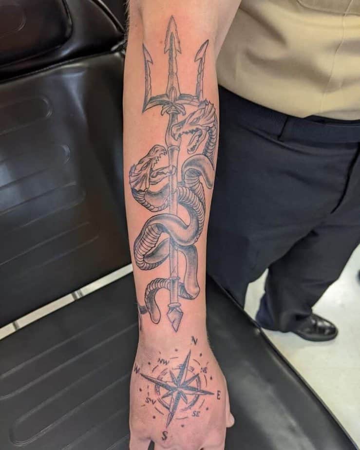 4. Un tatuaggio a forma di tridente con un mostro marino a due teste