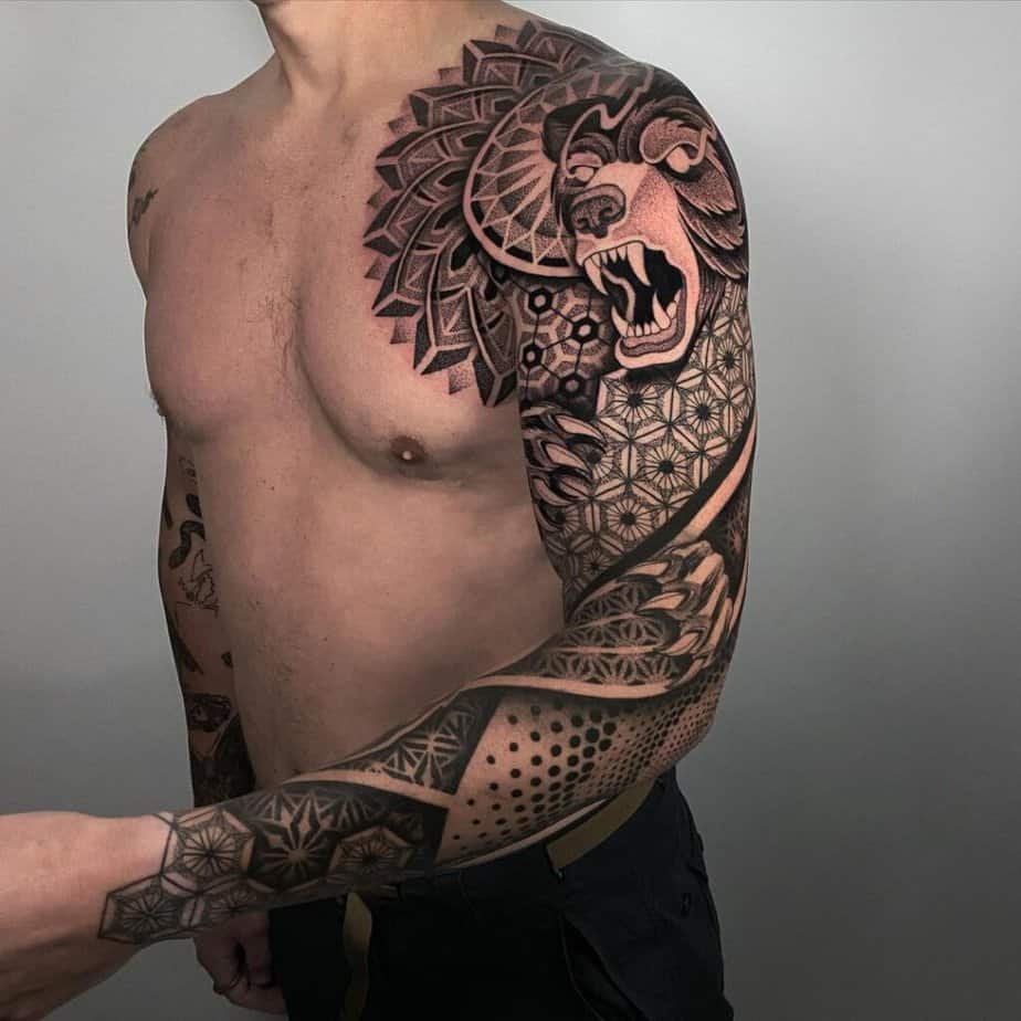 18. Un tatuaggio geometrico a forma di orso 