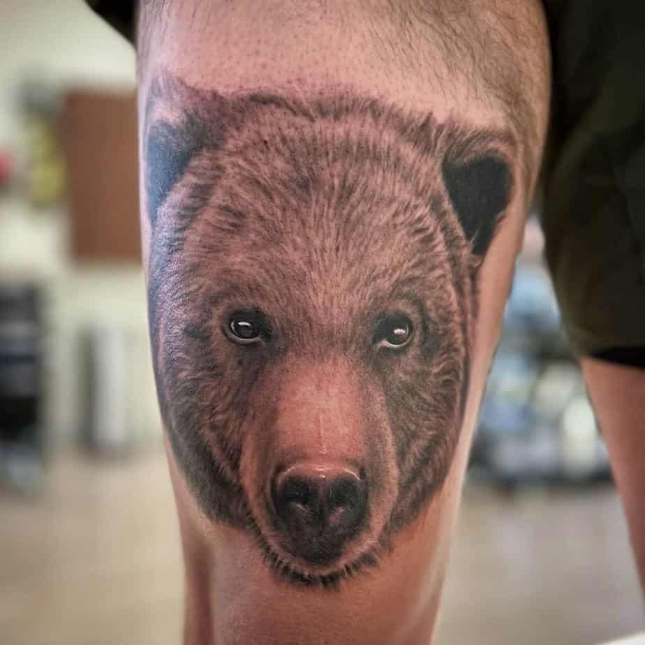 22. A black and gray bear on the thigh