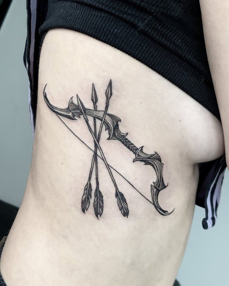 Tatuaggio con arco e freccia