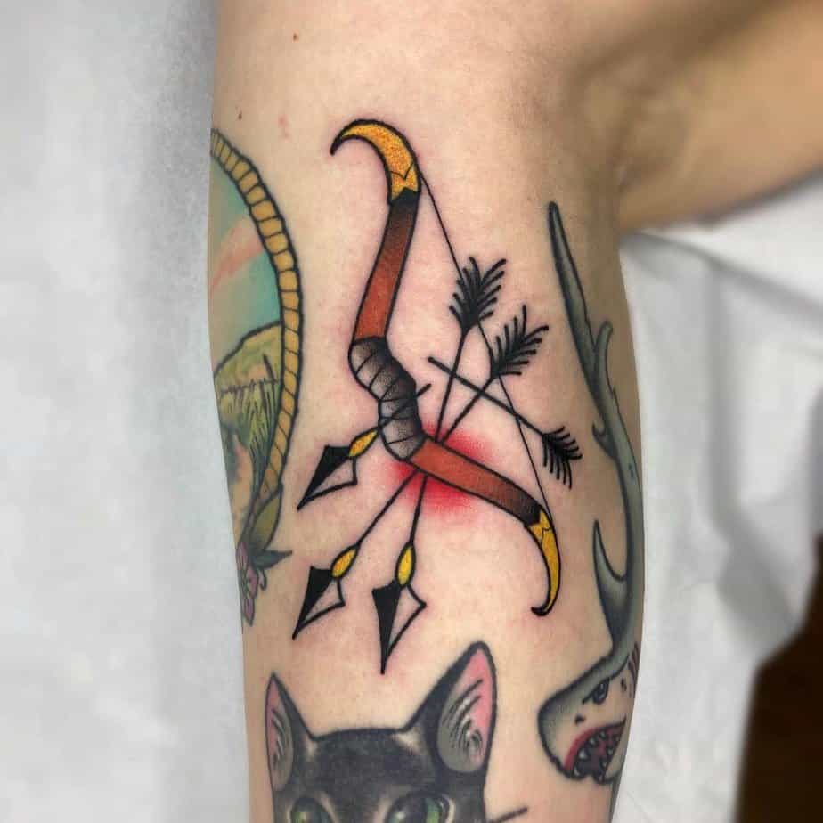 Tatuaggio con arco e frecce colorate