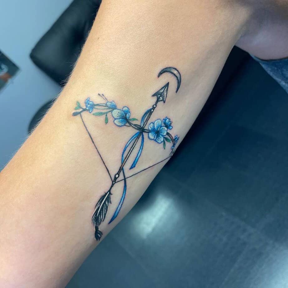 Tatuaggio con arco e frecce colorate