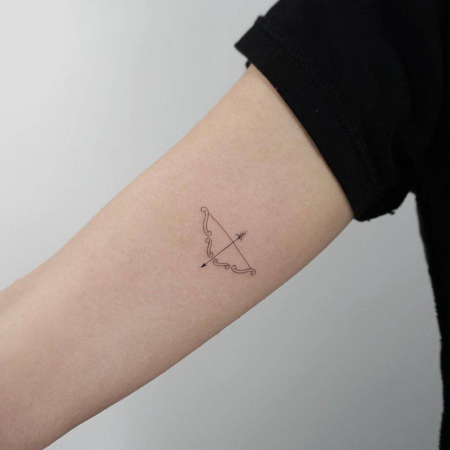 Tatuaggio elegante e semplice con arco e freccia