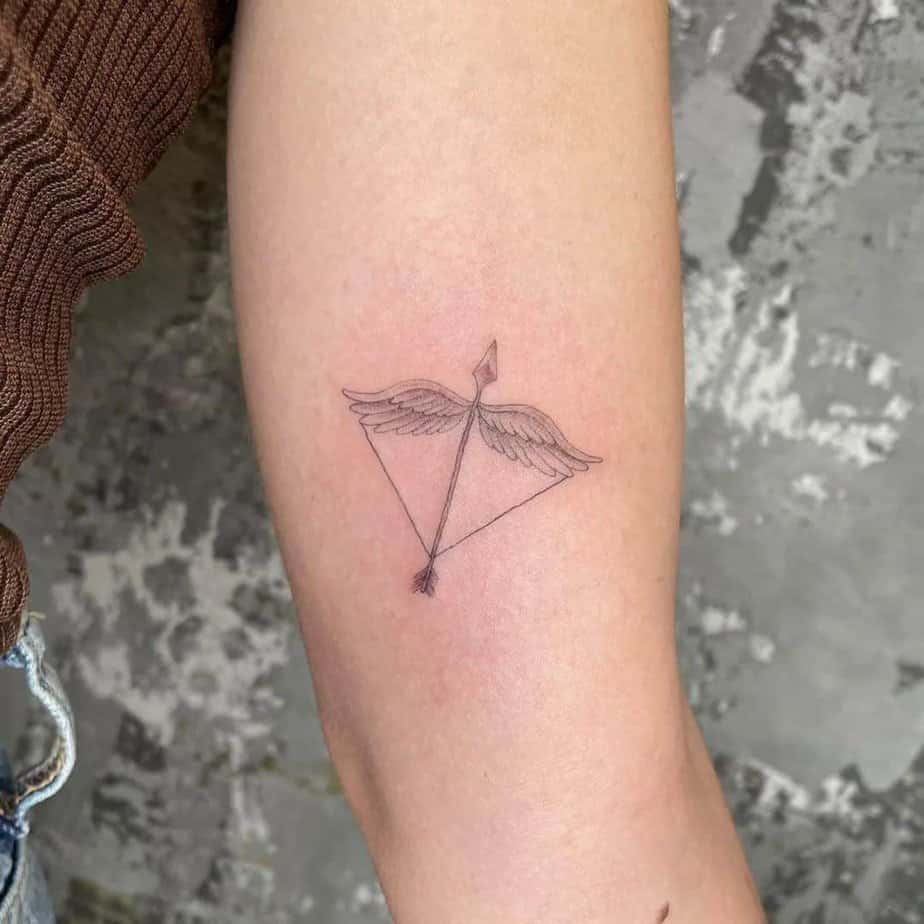 Tatuaggio elegante e semplice con arco e freccia