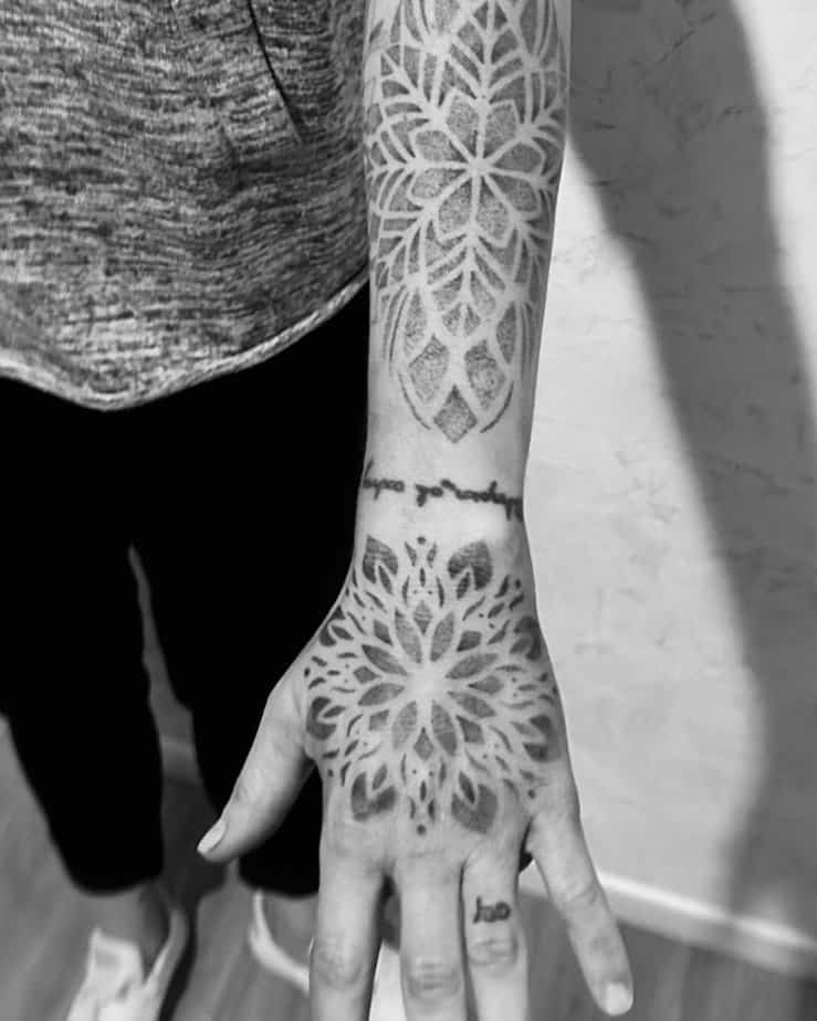 3. Tatuaggio mandala a mano