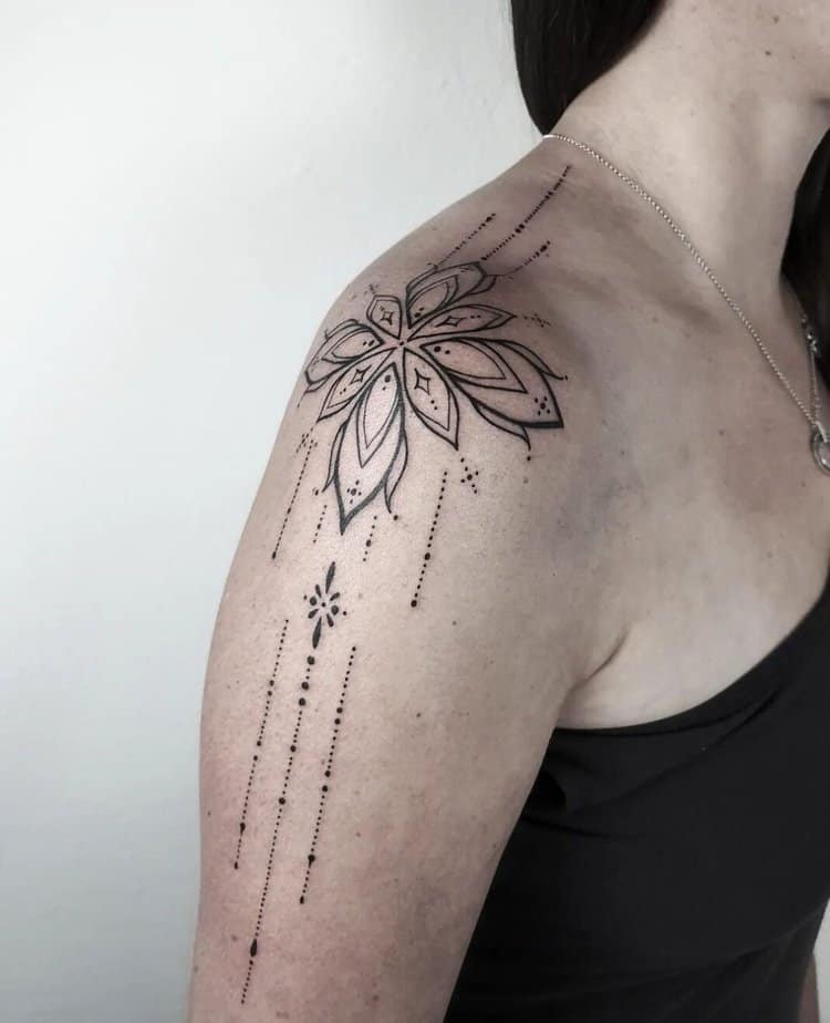 6. Tatuaggio mandala sulla spalla