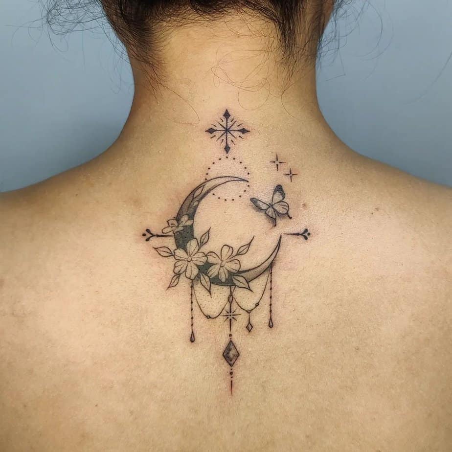 Disegni di tatuaggi floreali sulla luna