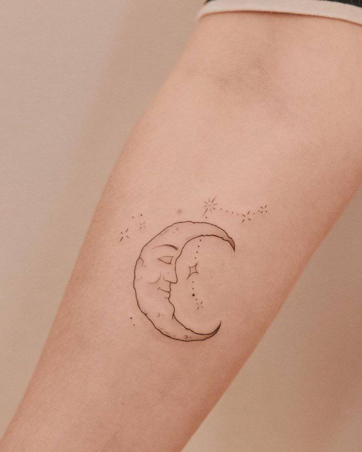 Tatuaggio con faccia di luna