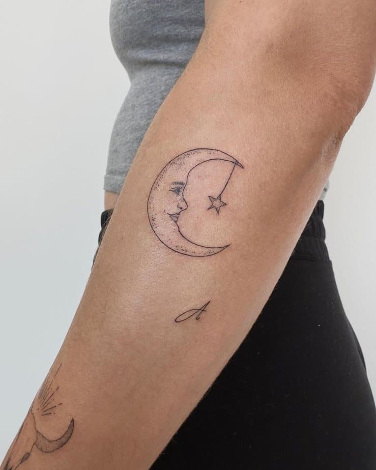 Tatuaggio con faccia di luna