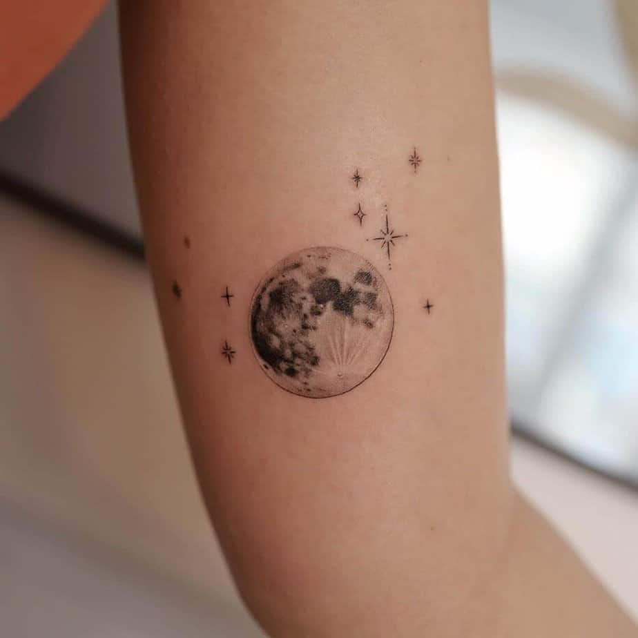 Tatuaggio realistico della luna