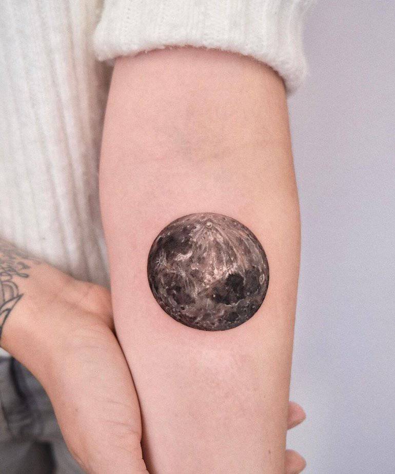 Tatuaggio realistico della luna