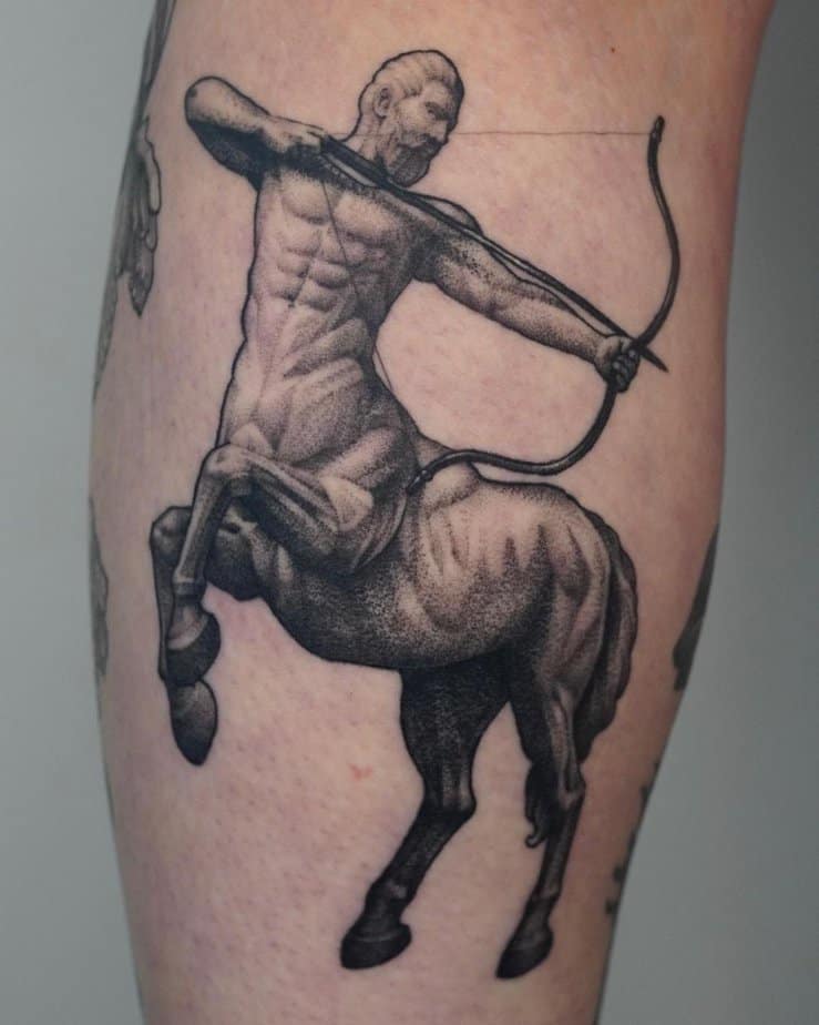 Tatuaggio unico con arco e freccia
