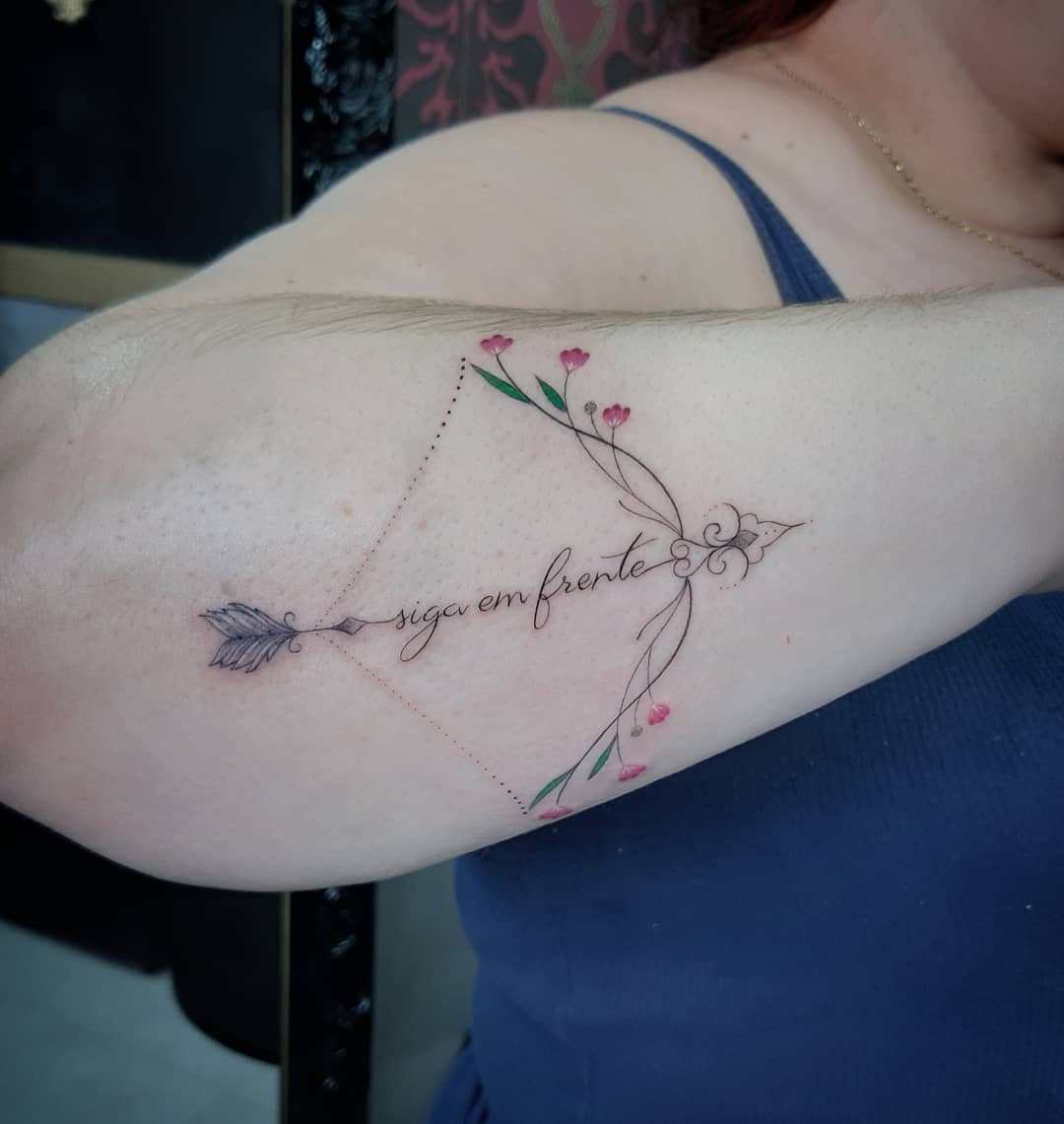 Tatuaggio unico con arco e freccia