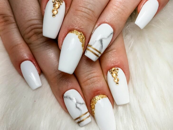 40 Luxurious White And Gold Nails To Steal The Limelight