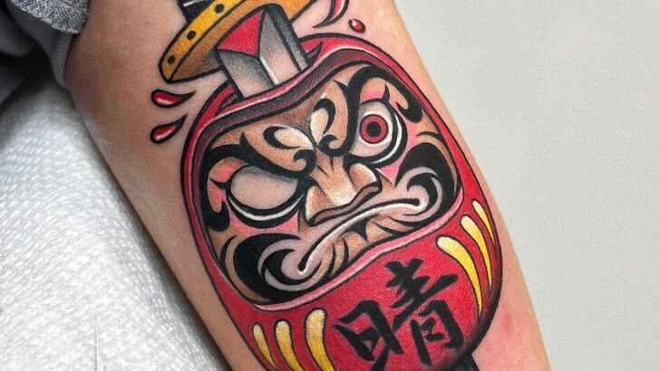 20 affascinanti idee di tatuaggio Daruma per attirare la fortuna.