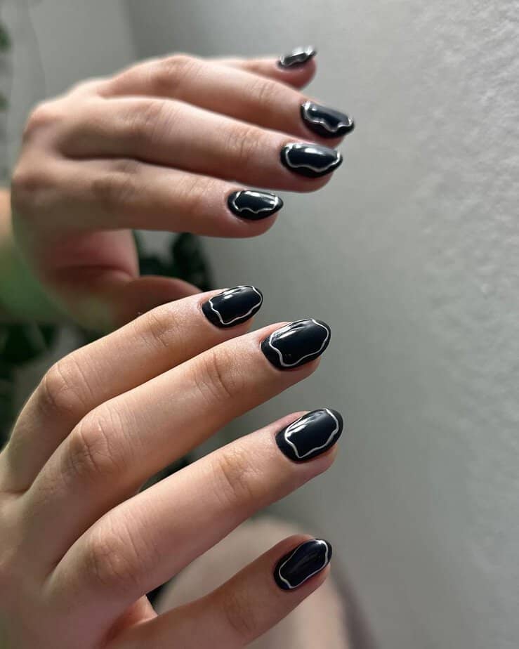 18. Black lightning metallic nails