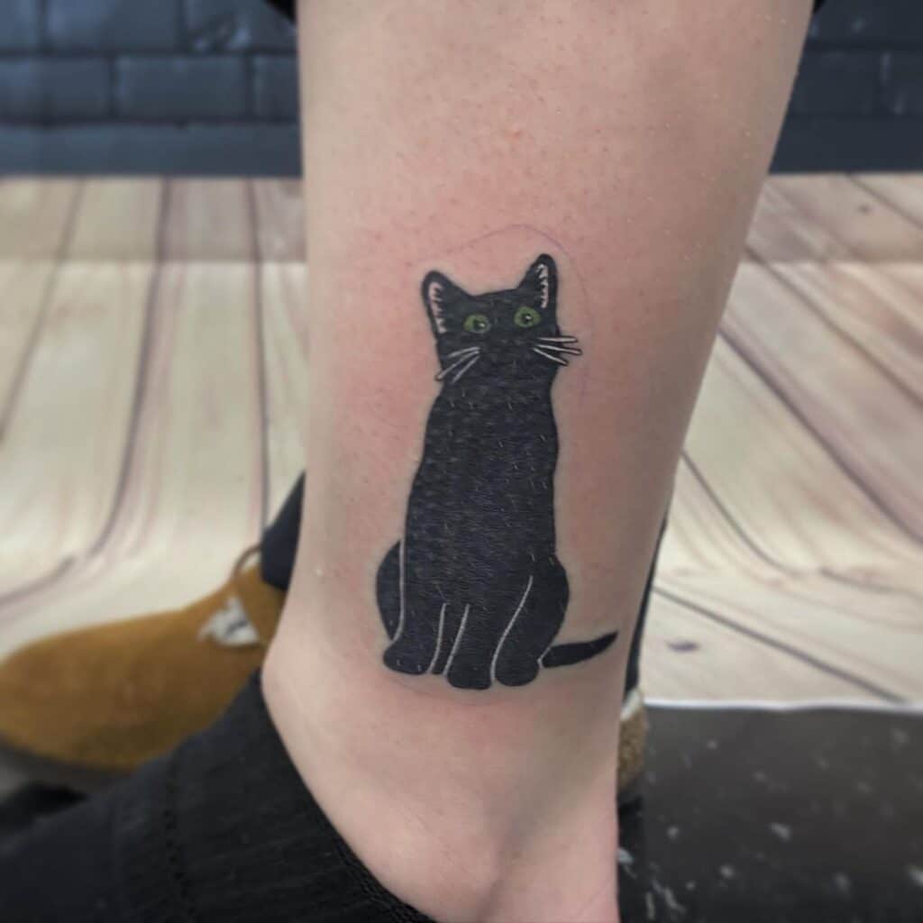 20 tatuaggi mozzafiato di gatti neri che vi porteranno fortuna 6