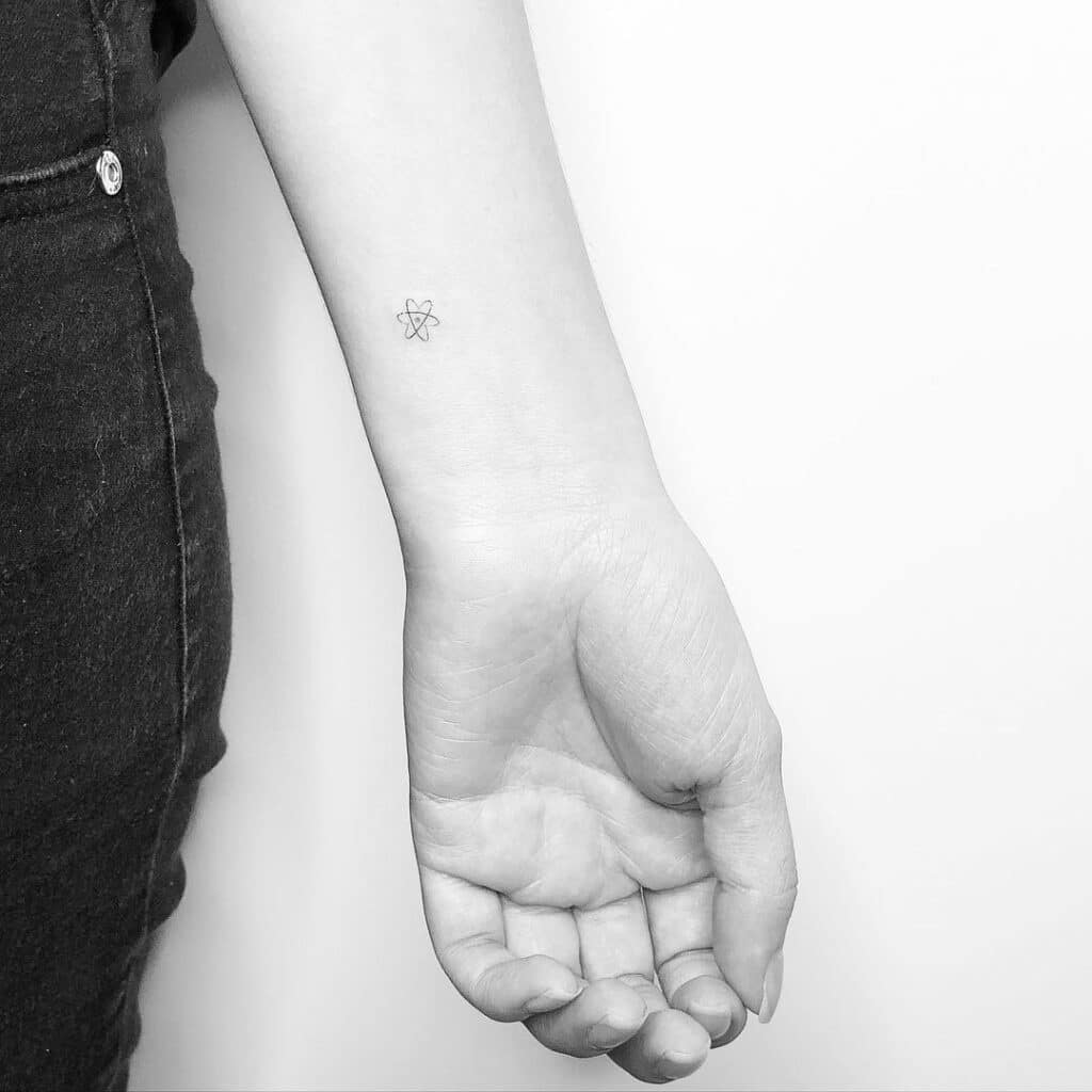 20 impressionanti idee di tatuaggio atomico che vi lasceranno a bocca aperta