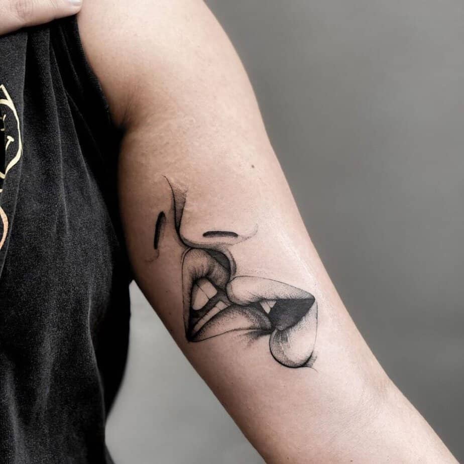 20 impressionanti idee di tatuaggi di baci che scoppiano di passione 2