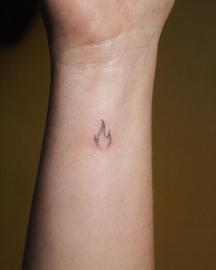 21 affascinanti idee di tatuaggi di fuoco per accendere i vostri desideri di inchiostro 2