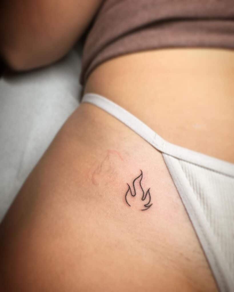 21 affascinanti idee di tatuaggi di fuoco per accendere i tuoi desideri di inchiostro 4