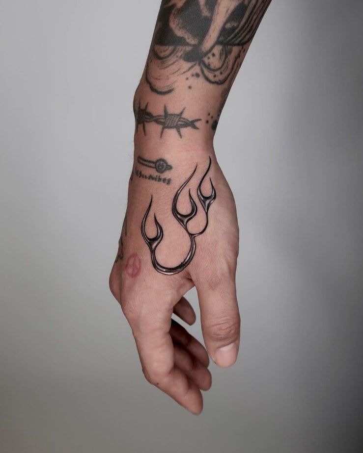 21 affascinanti idee di tatuaggi di fuoco per accendere i vostri desideri di inchiostro 6