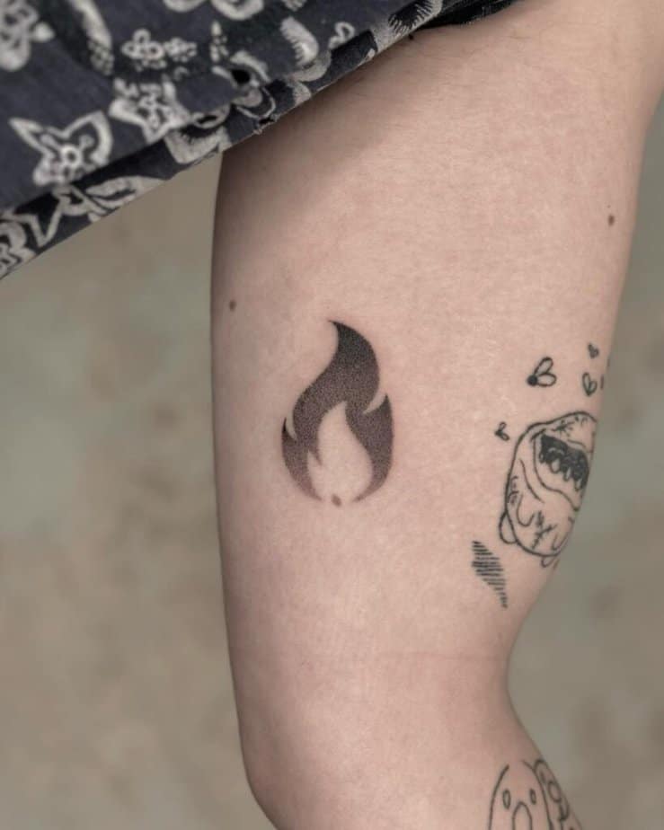21 affascinanti idee di tatuaggi di fuoco per accendere i vostri desideri di inchiostro