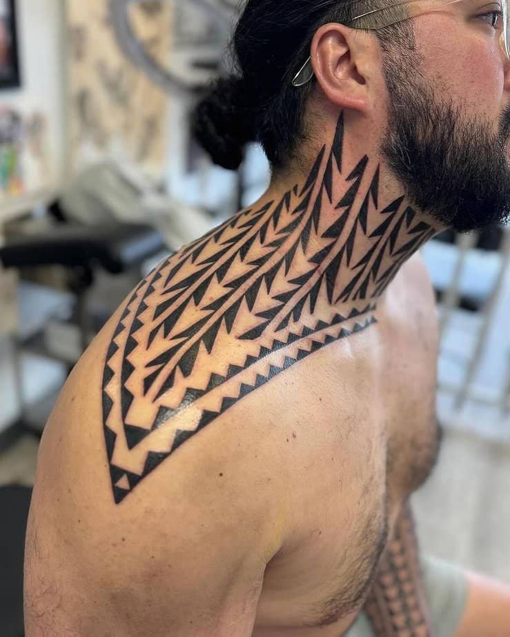 28. Intricato tatuaggio hawaiano su collo e spalle