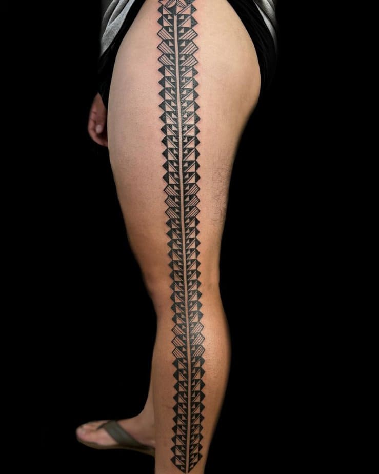 36. Tatuaggio geometrico a gamba lunga