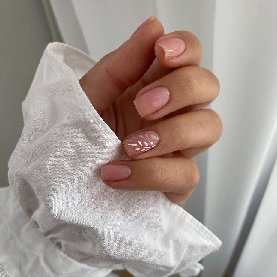 Beautiful neutral short nails
