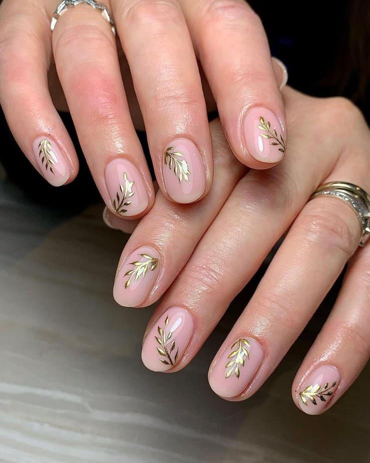 Delicate gold nails