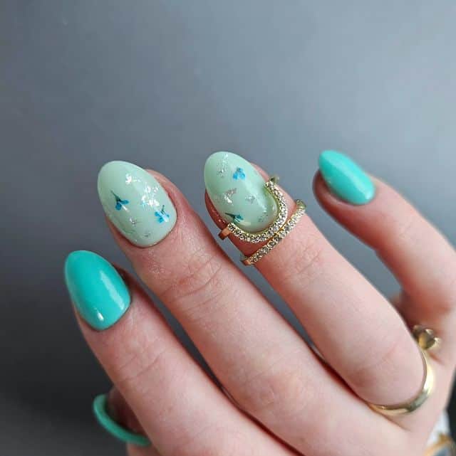 Elegant mint green nails