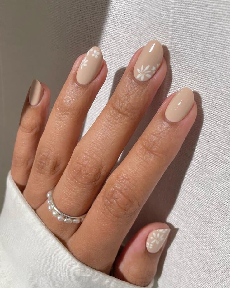 Elegant neutral nails