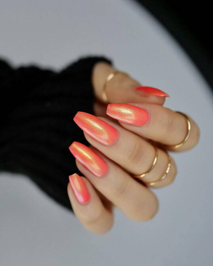 Shimmering coral nails