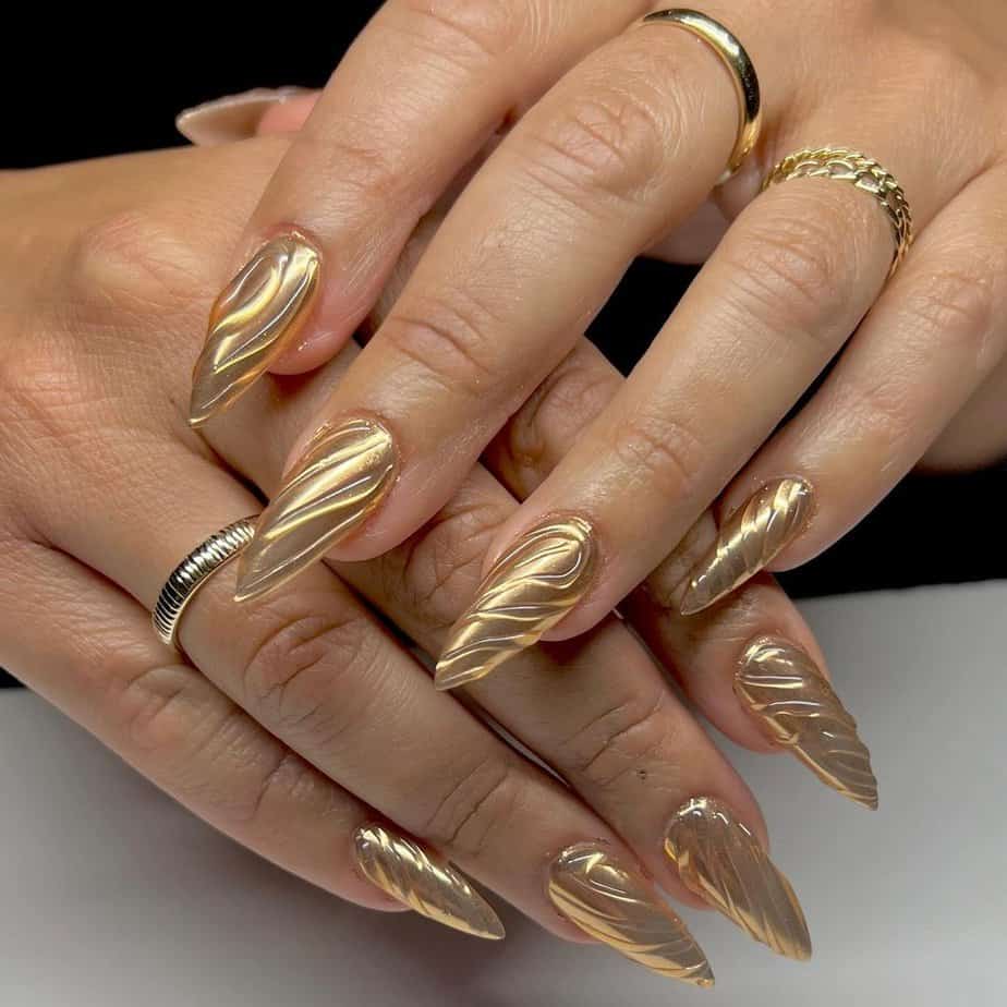 Trendy gold nails