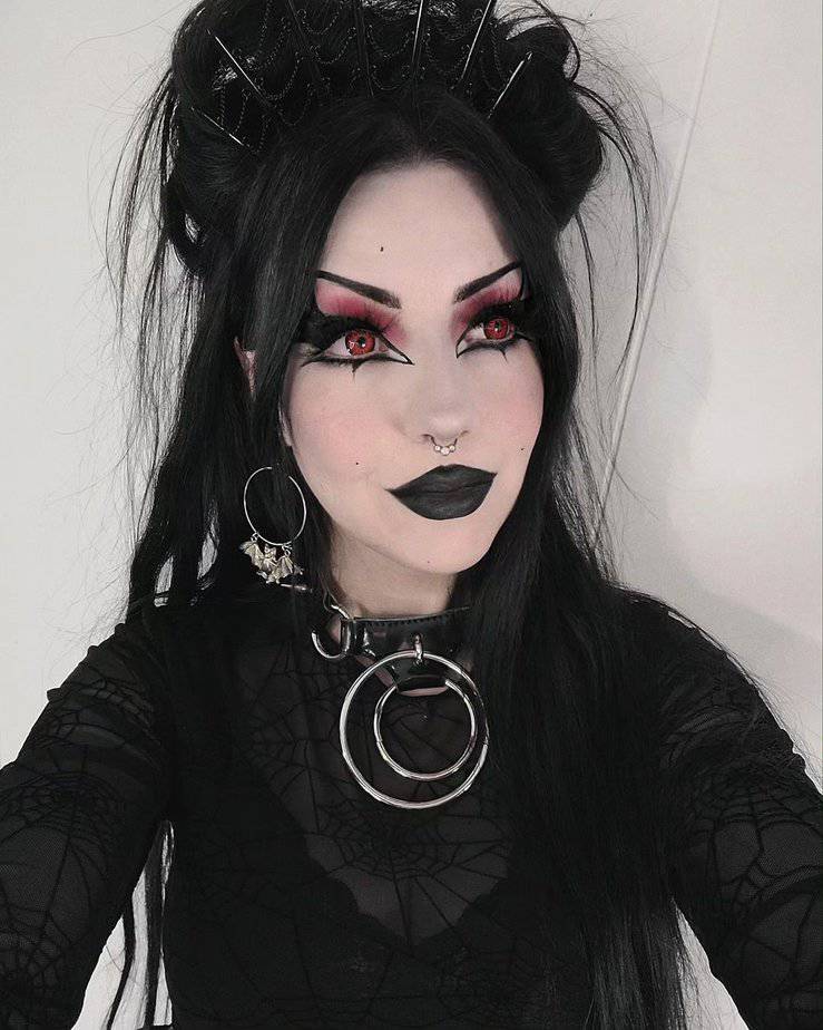 These 30 Gorgeous Goth Makeup Looks Will Put A Spell On You