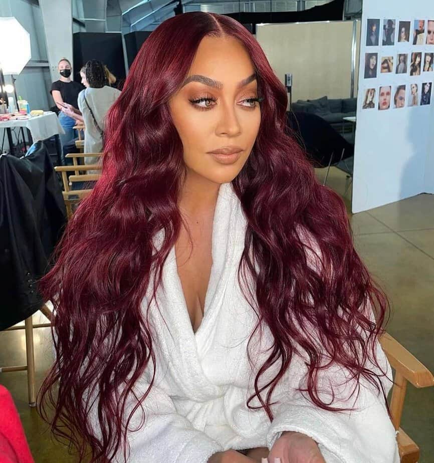 22. Glamorous maroon curls for a red carpet look