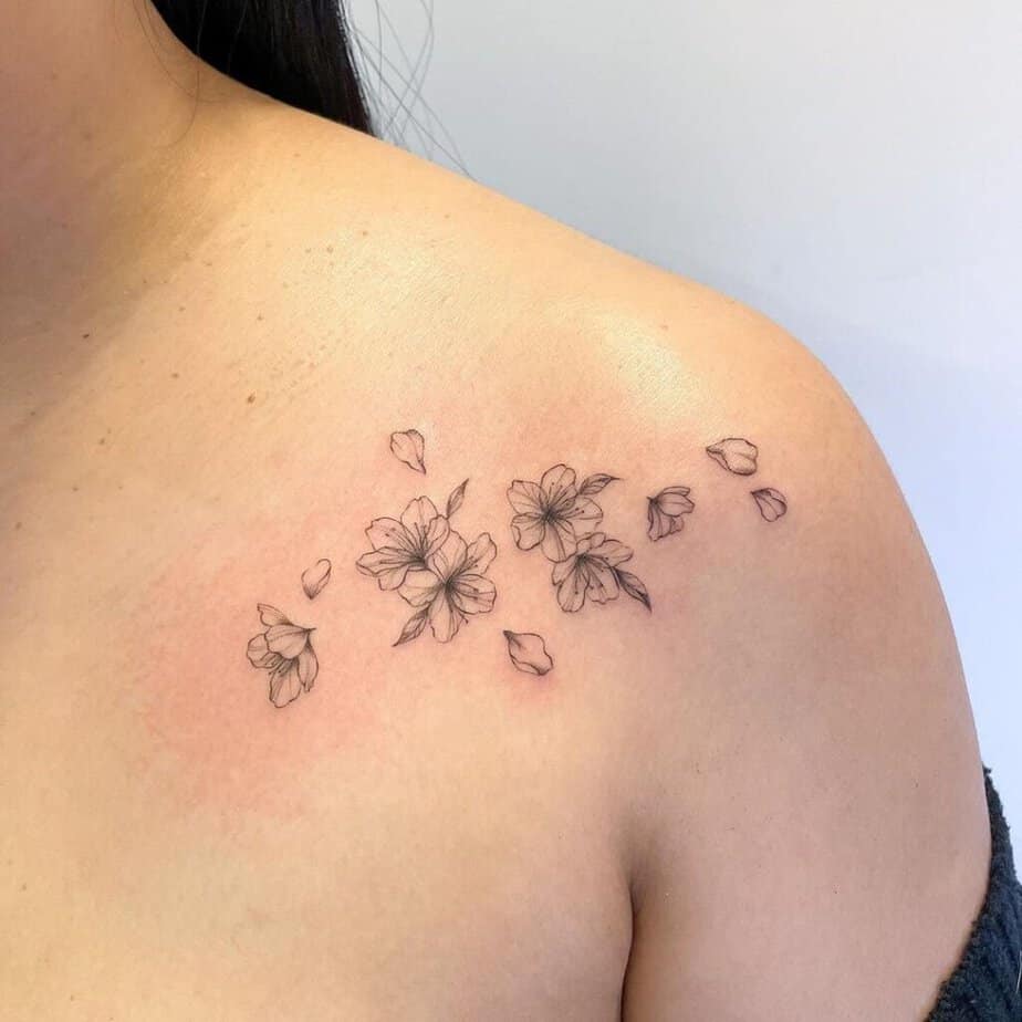 23 Captivating Collarbone Tattoos To Spark Your Interest 8