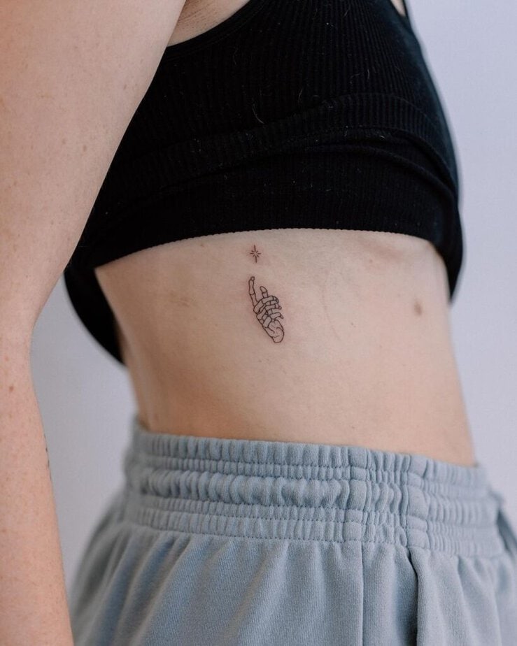 25 Remarkable Rib Tattoos That8217ll Totally Be Worth The Pain 16